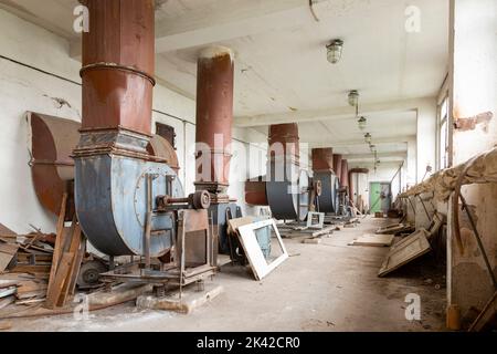 Eine alte verlassene Halle mit Lüftungsgeräten Stockfoto