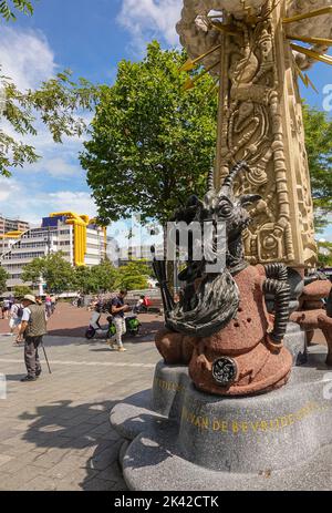Rotterdam, Niederlande - 11. Juli 2022: Hommage Marten Toonder Denkmal, Comicautor, neben Markthal. Nahaufnahme von Schilder Professor Sickbock Fi Stockfoto