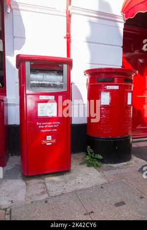 Royal Mail Briefkasten / GPO Red Briefkasten neben einem Paket- und Prioritätspostkasten und frankierten Briefkasten in der Gegend 'The Lanes' von Brighton, insbesondere Ship St / Ship Street, Brighton. BN1. VEREINIGTES KÖNIGREICH (131) Stockfoto