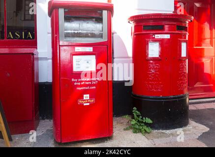 Royal Mail Briefkasten / GPO Red Briefkasten neben einem Paket- und Prioritätspostkasten und frankierten Briefkasten in der Gegend 'The Lanes' von Brighton, insbesondere Ship St / Ship Street, Brighton. BN1. VEREINIGTES KÖNIGREICH (131) Stockfoto