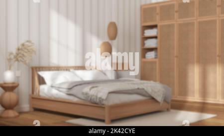 Verschwommener Hintergrund, schlafzimmer aus skandinavischem Holz, Doppelbett mit Kissen, Federbett und Decke, gestreifte Tapete, Rattanschrank, Lampen und Parkett. Mo Stockfoto