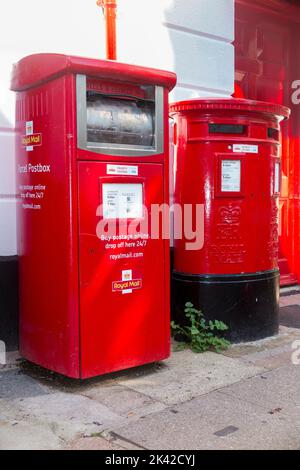 Royal Mail Briefkasten / GPO Red Briefkasten neben einem Paket- und Prioritätspostkasten und frankierten Briefkasten in der Gegend 'The Lanes' von Brighton, insbesondere Ship St / Ship Street, Brighton. BN1. VEREINIGTES KÖNIGREICH (131) Stockfoto