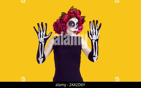 Die junge Frau im Catrina Kostüm bekommt bei Day of the Dead oder Halloween Party Angst Stockfoto