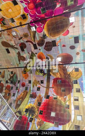 Rotterdam, Niederlande - 11. Juli 2022: Frucht als Thema der riesigen bunten Decke des riesigen Indoor-Markthal. Stockfoto