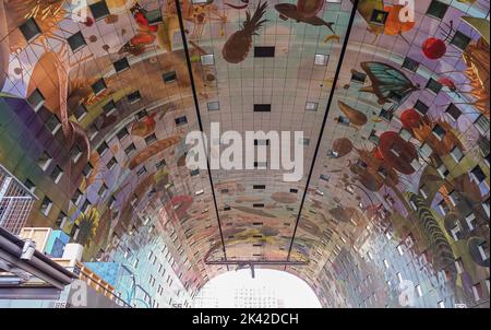 Rotterdam, Niederlande - 11. Juli 2022: Riesige, farbenfrohe Decke des Indoor-Markthal mit Früchten, Fischen, Schmetterlingen und mehr Stockfoto