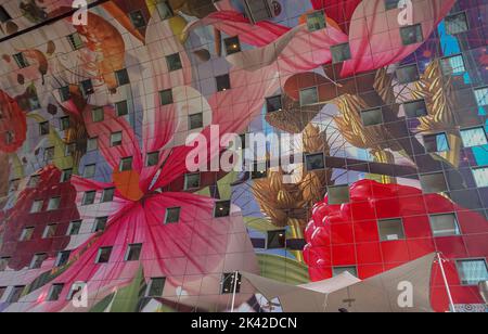 Rotterdam, Niederlande - 11. Juli 2022: Blumen als Thema der riesigen bunten Decke und Seitenwand des riesigen Indoor-Markthal. Stockfoto