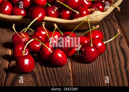 Rote Kirschen auf Holz Hintergrund Stockfoto