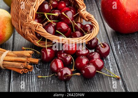 Rote Kirschen auf Holz Hintergrund Stockfoto