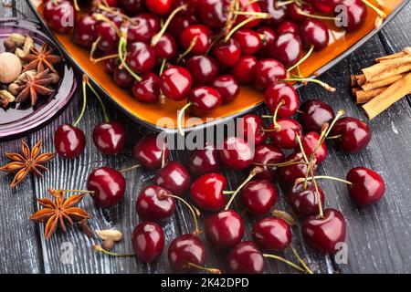 Rote Kirschen auf Holz Hintergrund Stockfoto