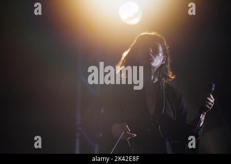 Das Green man Festival 2019 im Glanusk Park in den Brecon Beacons, Wales. Foto: Rob Watkins 2019. Im Bild: Gwenno spielt die weit entfernte Bühne Stockfoto