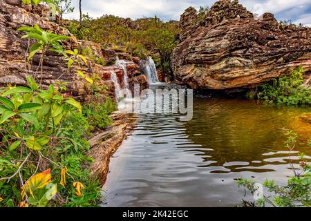 Schöner Fluss und Wasserfälle inmitten der erhaltenen Vegetation des Biribiri-Naturschutzgebietes in Diamantina, Minas Gerais, Brasilien Stockfoto