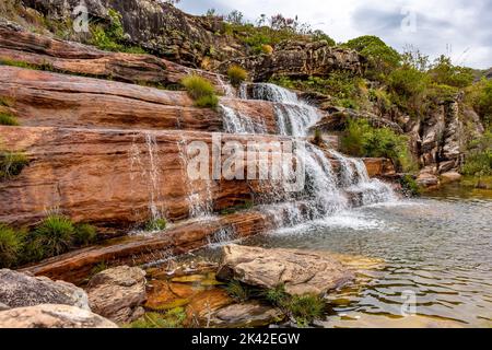 Kaskade und Fluss zwischen der erhaltenen Vegetation des Biribiri-Naturschutzgebietes in Diamantina, Minas Gerais, Brasilien Stockfoto