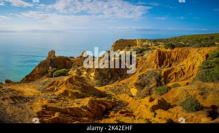 Panoramalandschaft auf den sieben hängenden Tälern berühmte Wanderung an der Algarve-Küste in Portugal. Schönheit in der Natur. Stockfoto