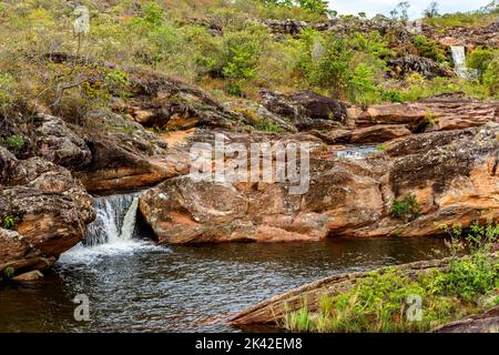 Flüsse und Wasserfälle in der erhaltenen Vegetation des Biribiri-Naturschutzgebietes in Diamantina, Minas Gerais, Brasilien Stockfoto