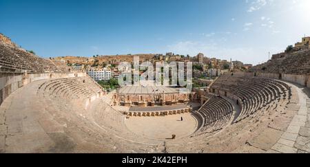 Amman, Jordanien - 3. Mai 2022: Panoramablick auf das antike römische Theater in Amman und die Innenstadt im alten Stadtzentrum der jordanischen Hauptstadt i Stockfoto