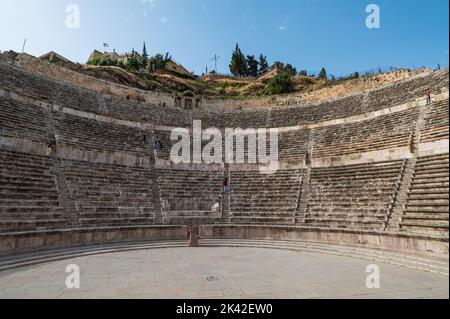 Amman, Jordanien - 3. Mai 2022: Treppen und Auditorium des alten römischen Theaters in Amman Innenstadt im alten Stadtzentrum der jordanischen Hauptstadt in Stockfoto