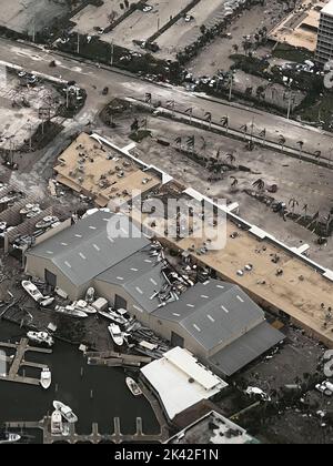 Eine US-Küstenwache-Besatzung der Air Station Miami, Florida, führt Überflüge im Westen Floridas durch, nachdem der 29. September 2022, der US-amerikanische Flughafen Ian, den US-amerikanischen Luftwaffenstützbahnhof Miami, erreicht hatte. Einige der Dinge, auf die die Besatzungen achten, sind Menschen in Not, Ausmaß der Schäden und mögliche Umweltverschmutzung. (U.S.Coast Guard Courtesy Asset) Stockfoto