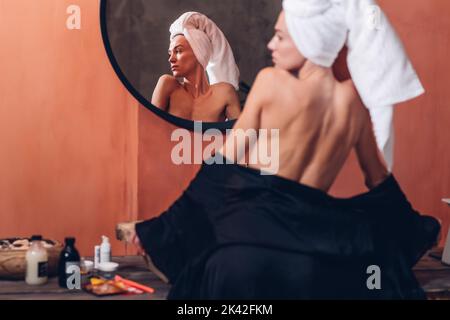 Frau im Badezimmer nach der Dusche konzentrieren sich auf die Spiegelung im Spiegel Stockfoto