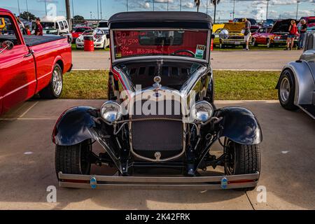 Daona Beach, FL - 28. November 2020: Hochperspektivische Vorderansicht eines Ford Model A Pickup Trucks aus dem Jahr 1930 auf einer lokalen Automshow. Stockfoto