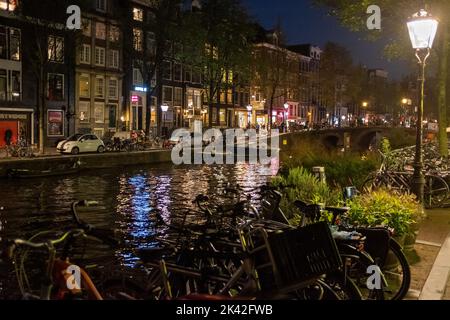 Kanal bei Nacht, Amsterdam, Niederlande Stockfoto