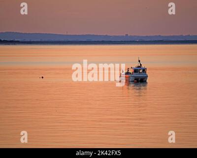 Sheerness, Kent, Großbritannien. 29. September 2022. UK Wetter: Ein atemberaubender Sonnenuntergang am Ende eines schönen Septembertages in Sheerness, Kent. Kredit: James Bell/Alamy Live Nachrichten Stockfoto