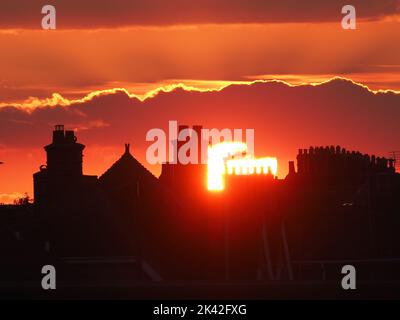 Sheerness, Kent, Großbritannien. 29. September 2022. UK Wetter: Ein atemberaubender Sonnenuntergang am Ende eines schönen Septembertages in Sheerness, Kent. Kredit: James Bell/Alamy Live Nachrichten Stockfoto