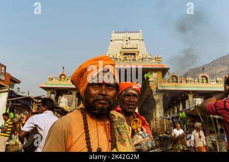 Tiruvannamalai, Tamil Nadu, Indien : zwei religiöse Männer in Safran gekleidet stehen außerhalb Annamalaiyar Tempel, einer der fünf wichtigsten Shaiva heiligen Orten als Stockfoto