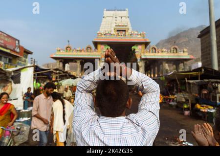 Tiruvannamalai, Tamil Nadu, Indien: Ein Mann betet vor dem Annamalaiyar Tempel, einem der fünf wichtigsten Shaiva heiligen Orte in Indien, die mit den fünf verbunden sind Stockfoto