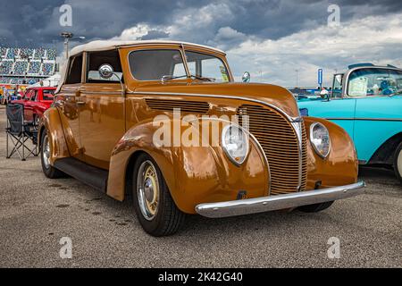 Daona Beach, FL - 28. November 2020: Blick in die Vorderecke einer Ford Deluxe Model 82A 4 Türkonvertible Limousine aus dem Jahr 1938 auf einer lokalen Automshow. Stockfoto