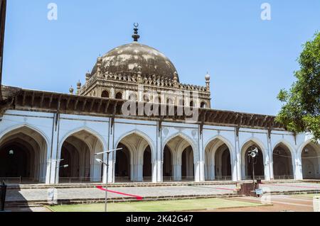 Bijapur, Karnataka, Indien : Jama Masjid Moschee, eine der größten in Südindien. Es wurde von Ali Adil Shah I (1558-1580) im Jahr 1578 gebaut. Stockfoto