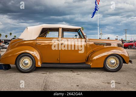 Daona Beach, FL - 28. November 2020: Low-Perspective-Seitenansicht einer Ford Deluxe Model 82A 4 Door Cabrio Limousine aus dem Jahr 1938 auf einer lokalen Automshow. Stockfoto