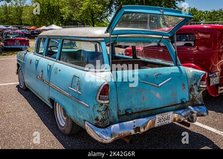 Falcon Heights, MN - 18. Juni 2022: Rückansicht eines Chevrolet BelAir Station Wagon aus dem Jahr 1955 auf einer lokalen Automobilausstellung. Stockfoto