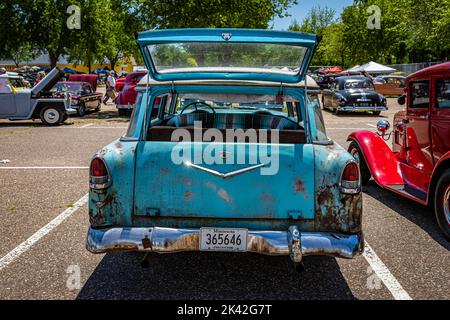 Falcon Heights, MN - 18. Juni 2022: Hochperspektivische Rückansicht eines Chevrolet BelAir Station Wagon aus dem Jahr 1955 auf einer lokalen Automobilausstellung. Stockfoto