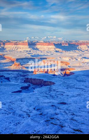 Blick auf den Winter vom Candlestick Tower im Canyonlands National Park, Utah. Green River Basin und Turk's Head vorne mit den Orange Cliffs / G Stockfoto