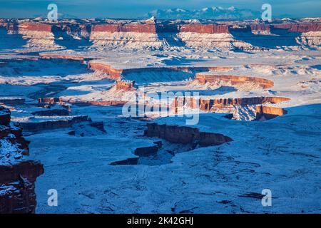 Blick auf den Winter vom Candlestick Tower im Canyonlands National Park, Utah. Green River Basin und Turk's Head vorne mit den Orange Cliffs / G Stockfoto