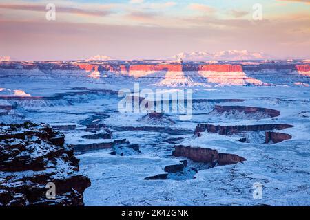 Blick auf den Winter vom Candlestick Tower im Canyonlands National Park, Utah. Green River Basin und Turk's Head vorne mit den Orange Cliffs / G Stockfoto