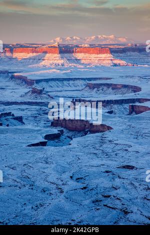 Blick auf den Winter vom Candlestick Tower im Canyonlands National Park, Utah. Green River Basin und Turk's Head vorne mit den Orange Cliffs / G Stockfoto