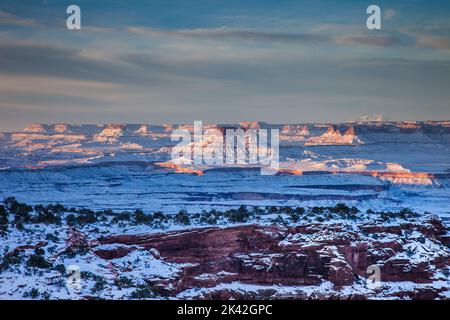 Winterblick auf Ekker Butte, Orange Cliffs und Henry Mountains vom Candlestick Tower Overlook, Canyonlands National Park, Utah. Ekker Butte und das Ora Stockfoto