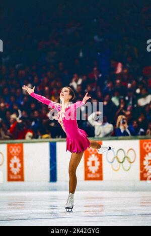 Katarina Witt (DDR) Goldmedaillengewinnerin und Olympiasiegerin im Freilauf der Damen im Eiskunstlauf bei den Olympischen Winterspielen 1984. Stockfoto