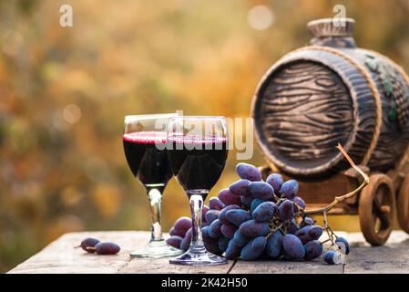 Rotweingläser mit Barrel-Traube in Weinberg Morgen Herbst schöner Hintergrund Landschaft September, Dorf Moldawien Europa Stockfoto
