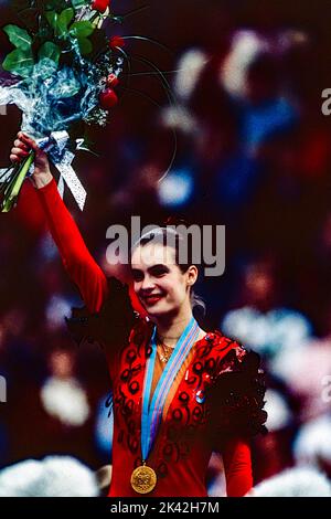 Katarina Witt (DDR) Goldmedaillengewinnerin und Olympiasiegerin im Damen-Eiskunstlauf bei den Olympischen Winterspielen 1988. Stockfoto