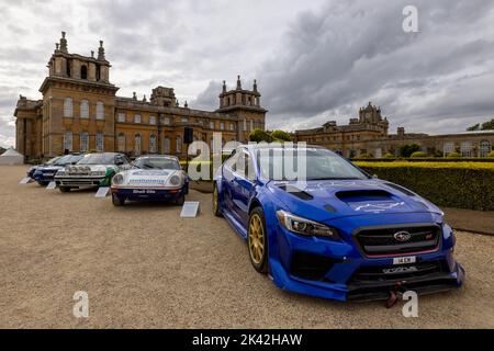 1984 Porsche 911 & 2016 Subaru WRX STI, ausgestellt auf der Motorshow Salon Privé Concours d'Elégance im Schloss Blenheim. Stockfoto