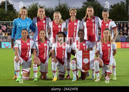 AMSTERDAM - (zurück lr) Ajax-Frauen-Torhüterin Lize Kop, Lisa Doorn von Ajax-Frauen, Nadine Noordam von Ajax-Frauen, Isa Kardinaal von Ajax-Frauen, Romee Leuchter von Ajax-Frauen, Sherida Spitse von Ajax-Frauen (vorne lr) Chasity Grant von Ajax-Frauen , Soraya Verhoeve von Ajax-Frauen, Ashleigh Weerden von Ajax Women, Liza van der Most of Ajax Women, Victoria Pelova von Ajax Women während des UEFA Champions League-Spiels für Frauen zwischen Ajax Amsterdam und Arsenal FC im Sportkomplex De Toekomst am 28. September 2022 in Amsterdam , Niederlande. ANP GERRIT VAN COLOGNE Stockfoto