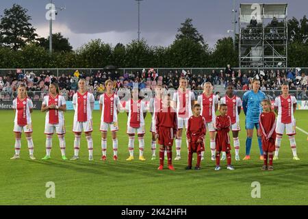 AMSTERDAM - (lr) Victoria Pelova von Ajax Women, Chasity Grant von Ajax Women, Romee Leuchter von Ajax Women, Isa Kardinaal von Ajax Women, Ashleigh Weerden von Ajax Women, Soraya Verhoeve von Ajax Women, Lisa Doorn von Ajax Women, Nadine Noordam von Ajax Women, Liza van der Most of Ajax Women, Ajax-Torhüterin Lize Kop, Sherida Spitse von Ajax-Frauen während des UEFA Champions League-Spiels für Frauen zwischen Ajax Amsterdam und dem Arsenal FC im Sportkomplex De Toekomst am 28. September 2022 in Amsterdam, Niederlande. ANP GERRIT VAN COLOGNE Stockfoto