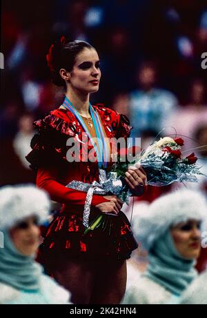 Katarina Witt (DDR) Goldmedaillengewinnerin und Olympiasiegerin im Damen-Eiskunstlauf bei den Olympischen Winterspielen 1988. Stockfoto