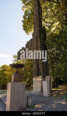 Ljubljana, Slowenien - September 4 2022. Denkmal der Revolution in der Republik Sq oder Trg Republike. Sie erinnert an den Sieg der jugoslawischen Partisanen im Jahr WW2 Stockfoto