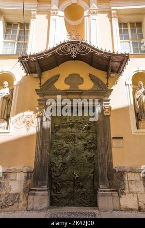 Das Slowenische Tor in der Kathedrale von Ljubljana, auch bekannt als St. Nikolaus-Kirche, in Ciril-Metodov Trg. Genannt Ljubljanska Stolnica oder Stolnica Sveti Stockfoto