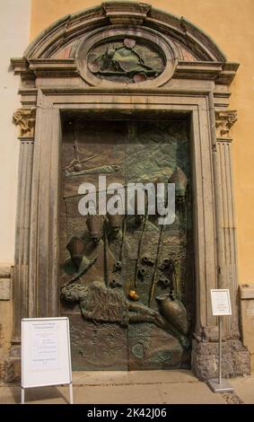 Die Tür von Ljubljana in der Kathedrale von Ljubljana, auch St.-Nikolaus-Kirche genannt, in Ciril-Metodov Trg, geschmückt mit Porträts von Bischöfen aus dem 20.. Jahrhundert Stockfoto