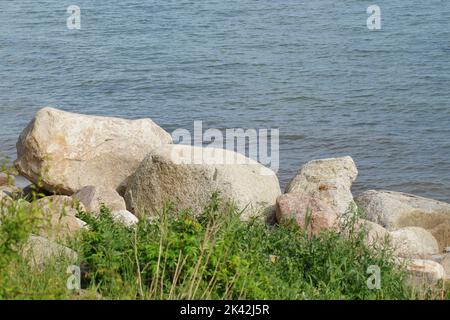 Große Steine Felsen zum Küstenschutz Stockfoto