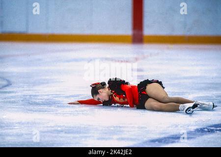 Katarina Witt (DDR) Goldmedaillengewinnerin und Olympiasiegerin im Freilauf der Damen im Eiskunstlauf bei den Olympischen Winterspielen 1988. Stockfoto